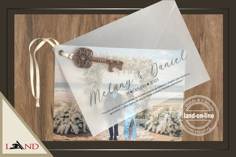 Invitación en pergamino con recuerdo de llave